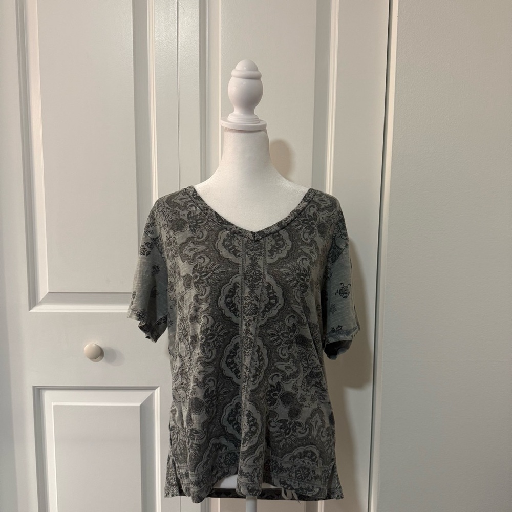 Lucky Brand Top gray Paisley V-Neck Women’s Top